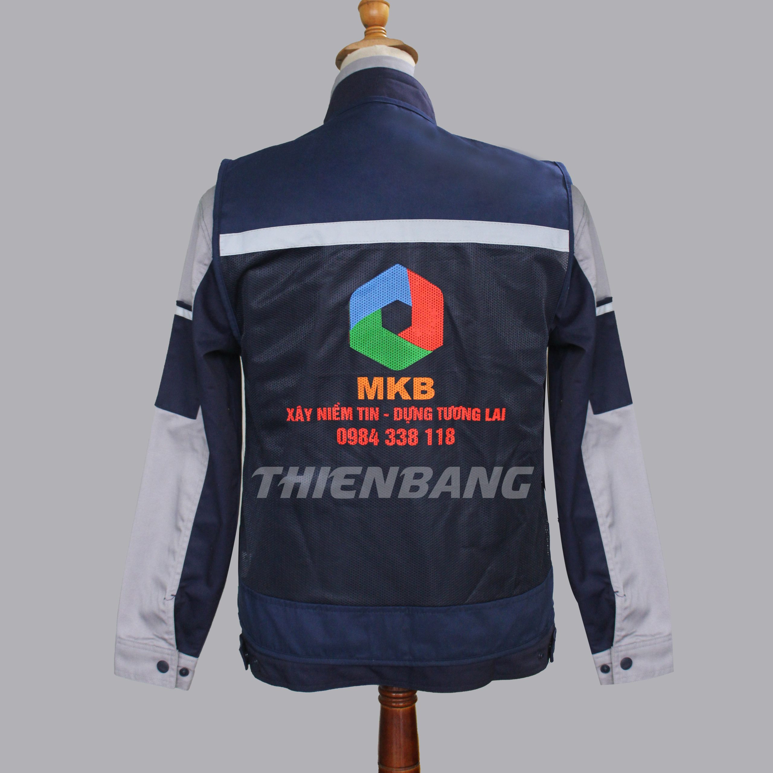 Công nhân kiểm tra logo được in trên áo bảo hộ tại xưởng may