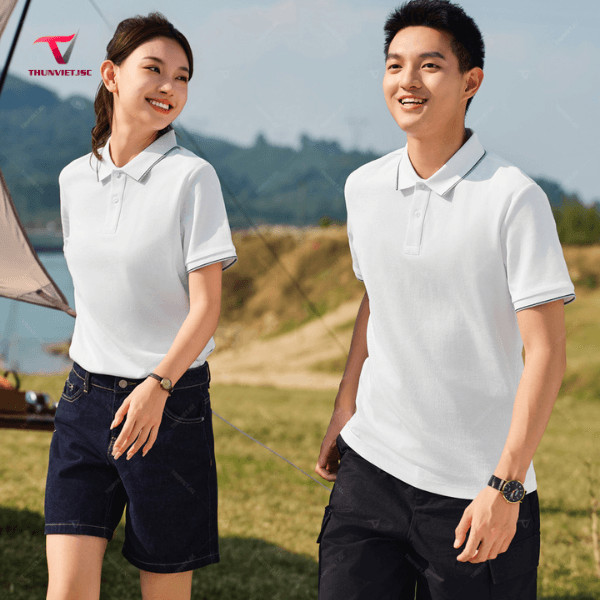 Áo đồng phục polo trắng cho cả nam và nữ, tạo sự đồng đều và chuyên nghiệp