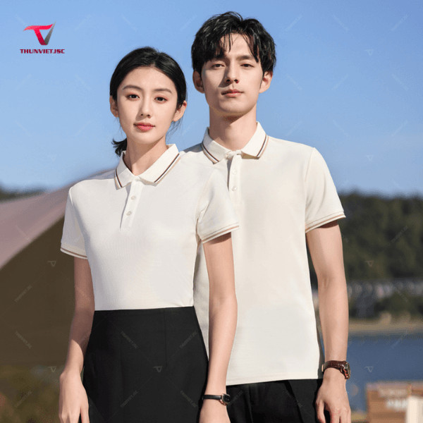 Áo đồng phục polo trắng trơn, thể hiện sự đơn giản và chuyên nghiệp